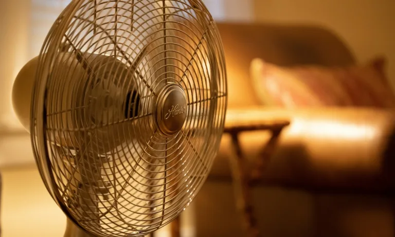 Πώς θα έχεις πιο δροσερό σπίτι αλλάζοντας τη φορά του… ανεμιστήρα