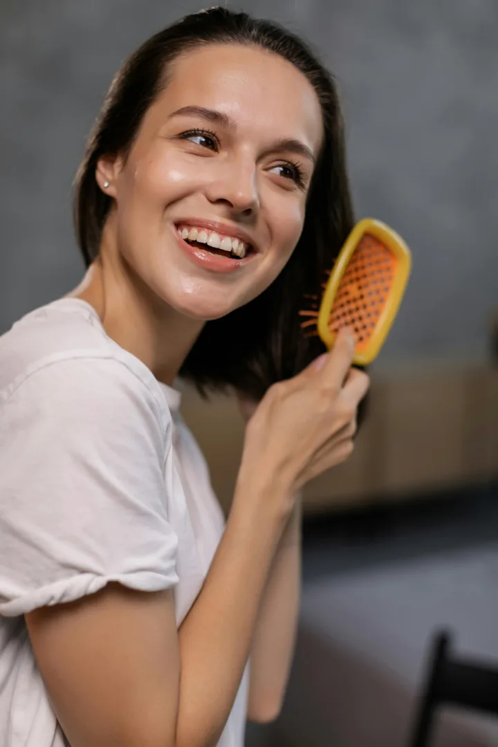 Το απλό κόλπο με το dry shampoo για φρέσκα μαλλιά χωρίς λούσιμο