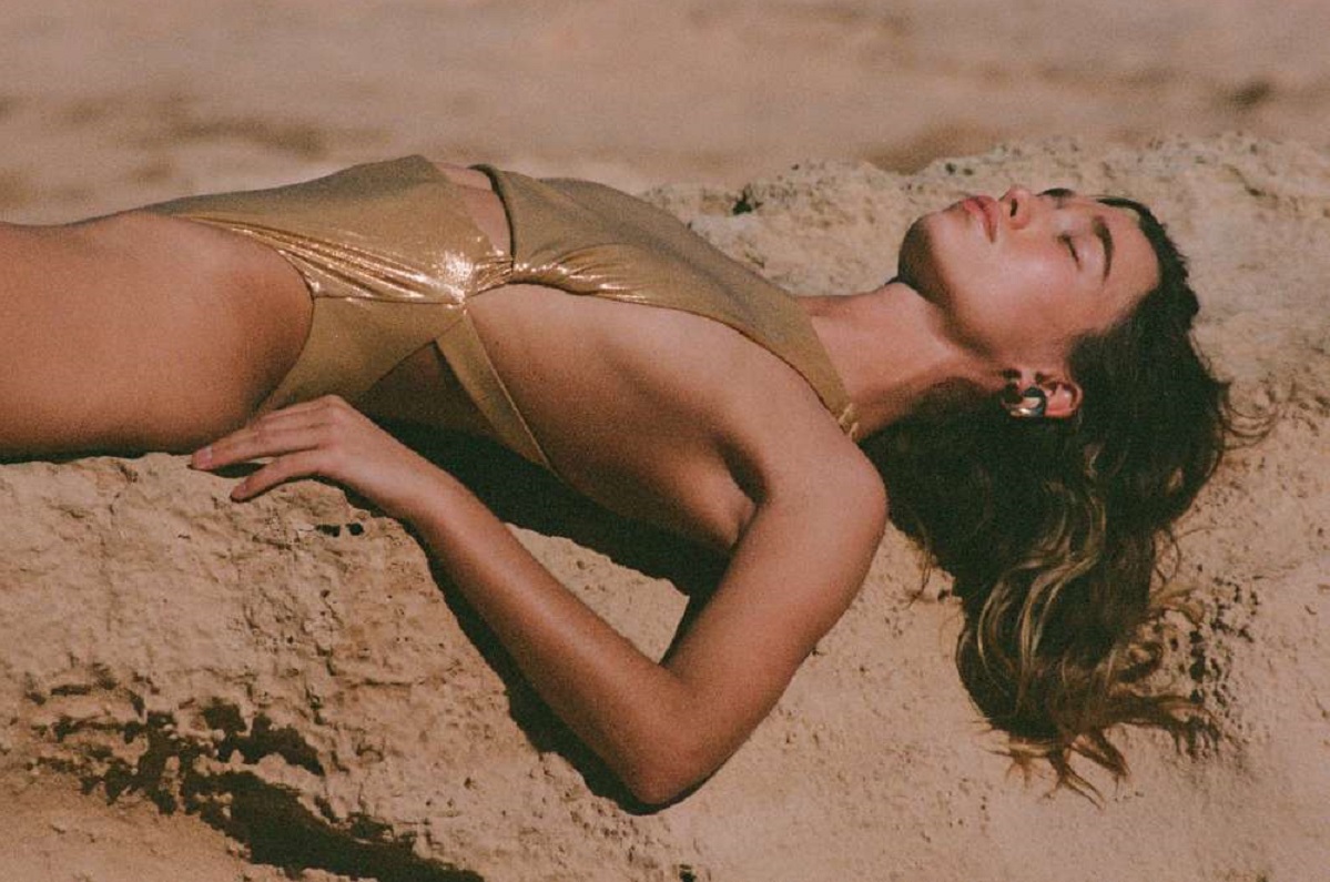 Η H&M Studio παρουσιάζει τολμηρά μαγιό εμπνευσμένα από τη γλυπτική στη συλλογή Pre Summer 2025