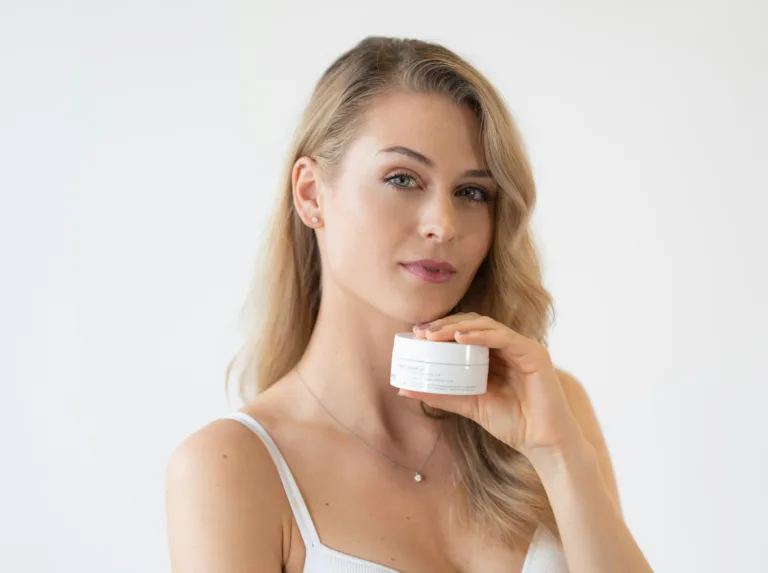 Κι όμως, το υπερβολικό skincare μπορεί να βλάψει το δέρμα – Τι πρέπει να προσέχεις