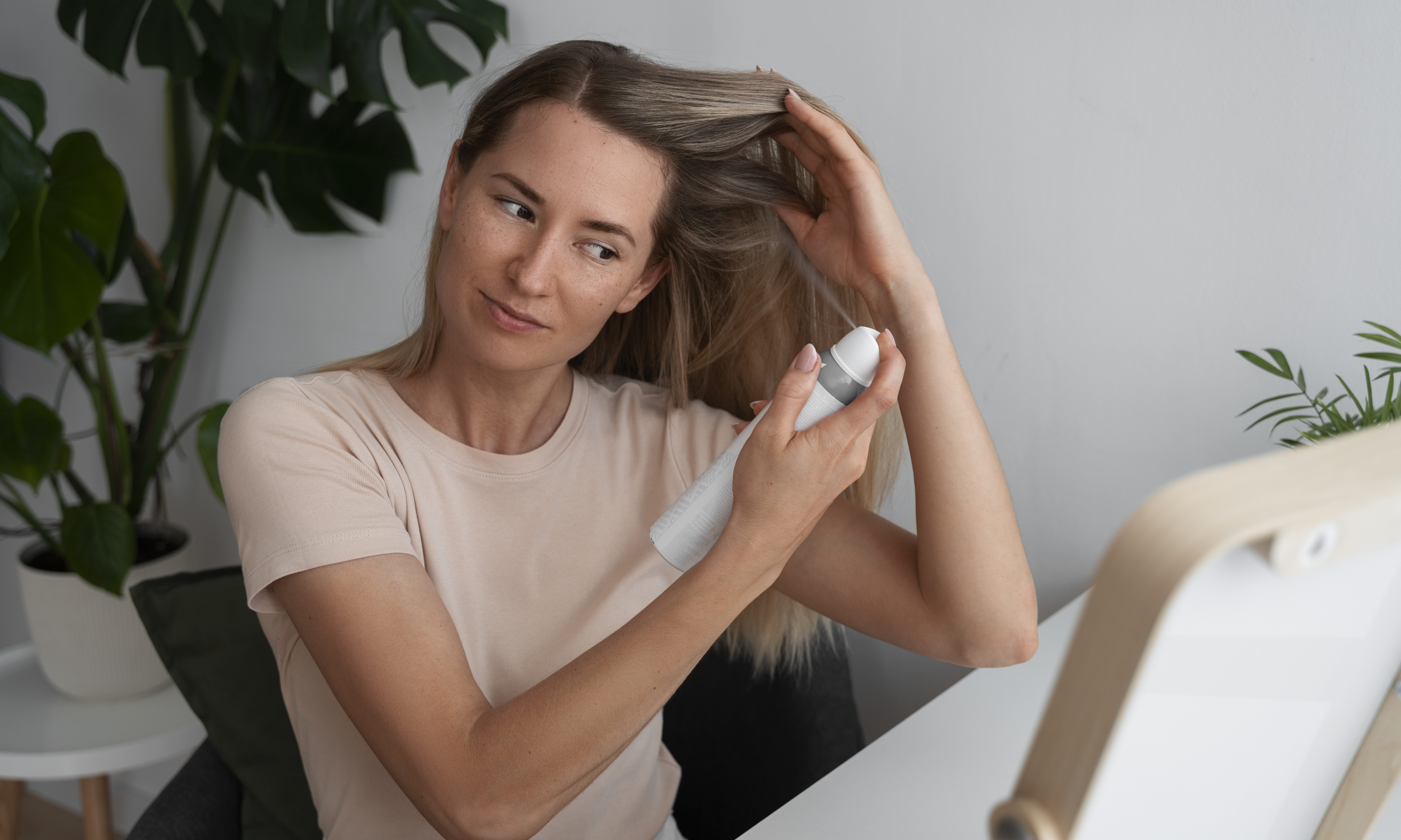 Το απλό κόλπο με το dry shampoo για φρέσκα μαλλιά χωρίς λούσιμο