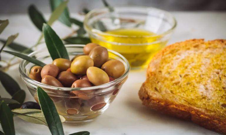 Πόσο ελαιόλαδο να καταναλώνεις κάθε μέρα για μακροζωία και υγιή καρδιά