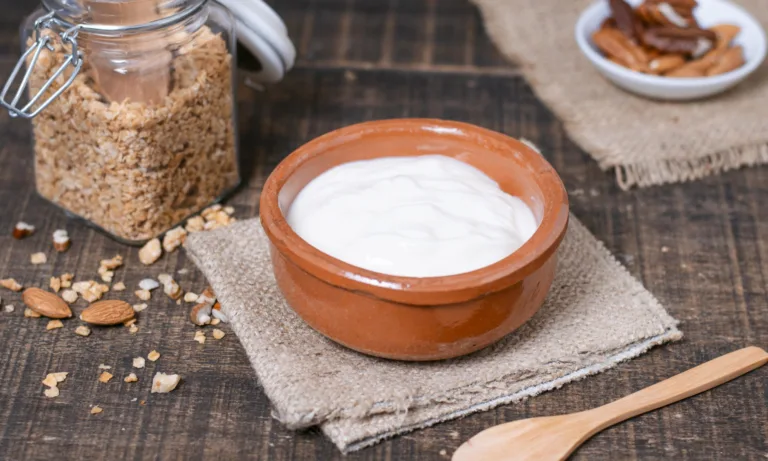 Τι θα συμβεί στο σώμα σου αν τρως κάθε μέρα στραγγιστό γιαούρτι