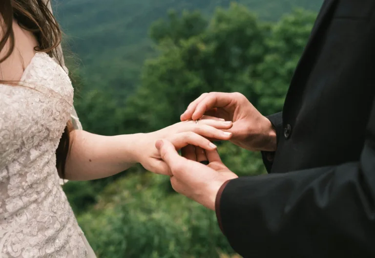 Σε ποια ηλικία να παντρευτείς για να μη χωρίσεις, σύμφωνα με την επιστήμη