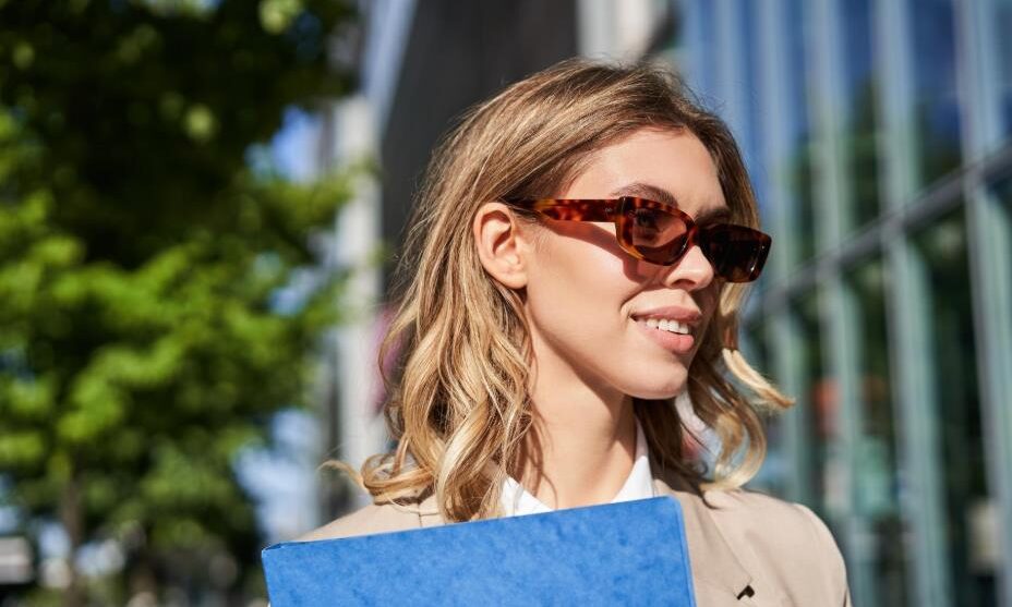 Δερματολόγος εξηγεί: Πώς να προστατεύσεις την επιδερμίδα σου από τον ήλιο μέσα στην πόλη