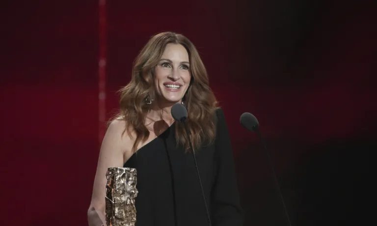 Τζούλια Ρόμπερτς: Το ενυδατικό καθαριστικό προσώπου που χρησιμοποιεί για αψεγάδιαστο δέρμα – Το βρίσκεις στα φαρμακεία με 8 ευρώ