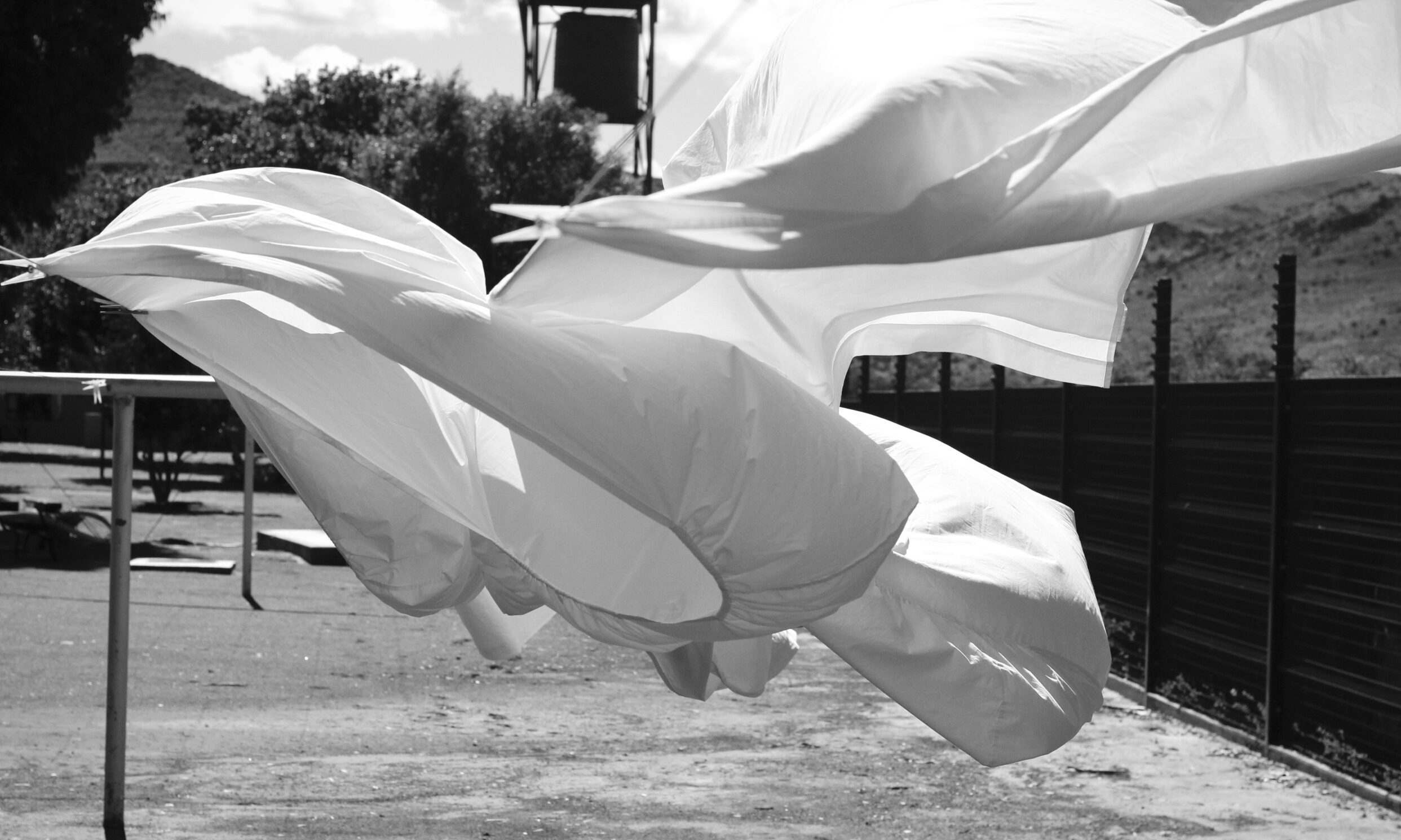 Δες πώς θα καταπολεμήσεις τον καύσωνα στο σπίτι σου με ένα… σεντόνι