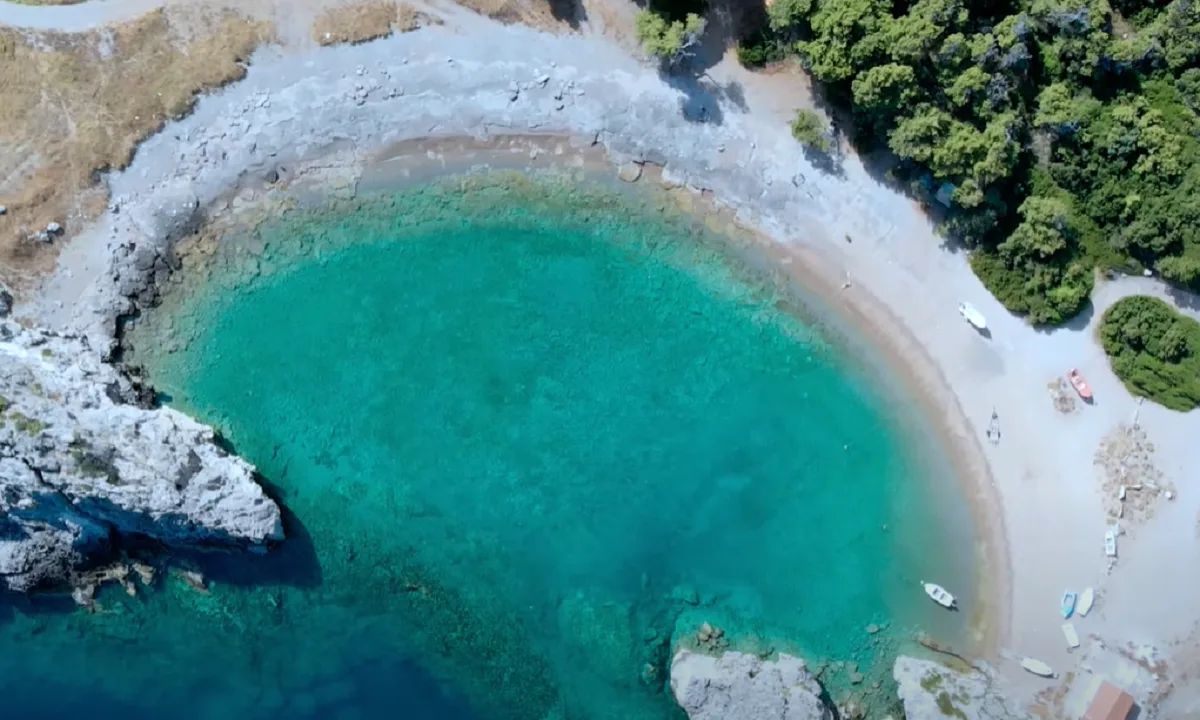 Η top παραλία κοντά στην Αθήνα που ίσως δεν ξέρεις