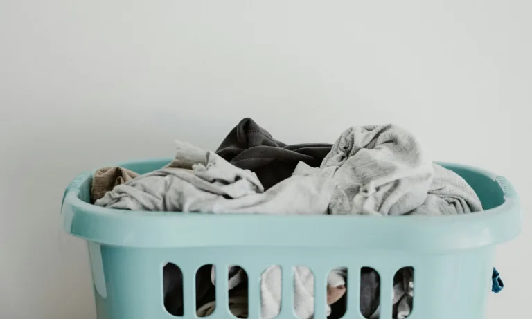 Λάδι στη μπλούζα: Βήμα – βήμα τι πρέπει να κάνεις για να εξαφανίσεις τους επίμονους λεκέδες