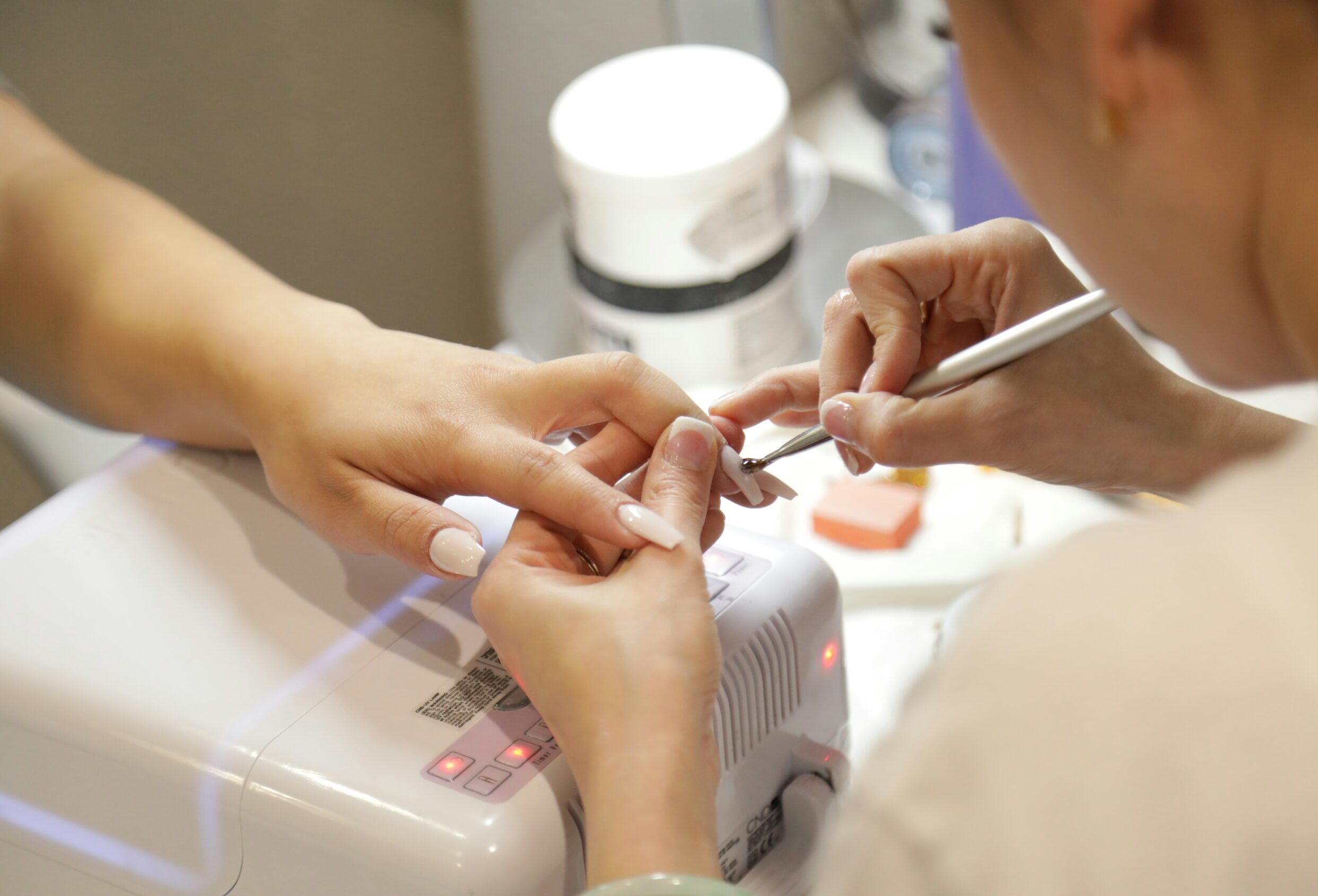 Ημιμόνιμο μανικιούρ και ακτινοβολία – Ποιες λάμπες να αποφεύγεις