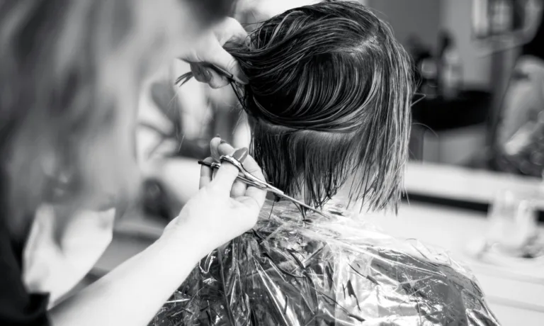 Έχεις λεπτά μαλλιά; Αυτό το κούρεμα θα τα κάνει να φαίνονται πλούσια και πυκνά