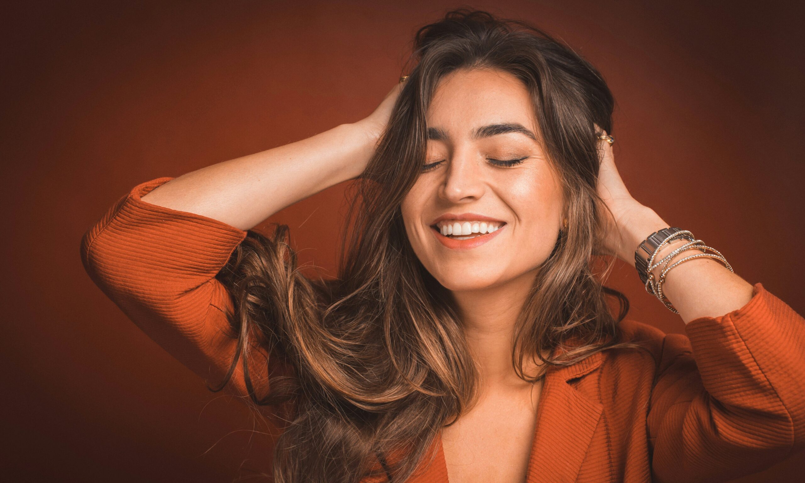 Ο καλύτερος οδηγός για υγιή και μακριά μαλλιά μετά την εμμηνόπαυση