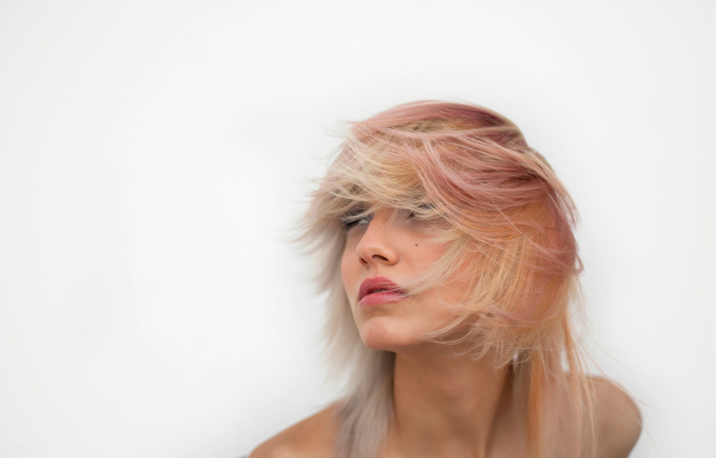 Το μυστικό για να κάνεις ντεκαπάζ στα μαλλιά σου χωρίς να τα καταστρέψεις