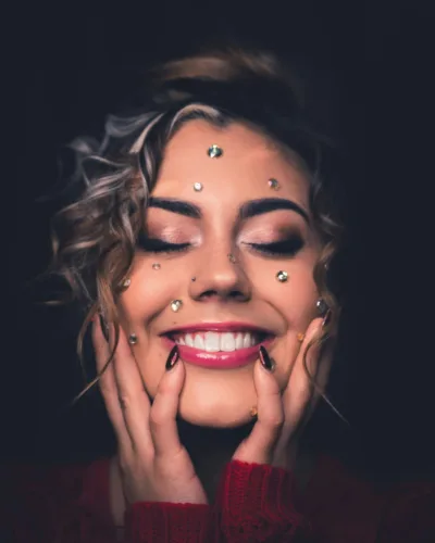 Σαν Botox: Πώς θα κάνεις μασάζ στο πρόσωπό σου για να σφιχτό δέρμα, σύμφωνα με δερματολόγο