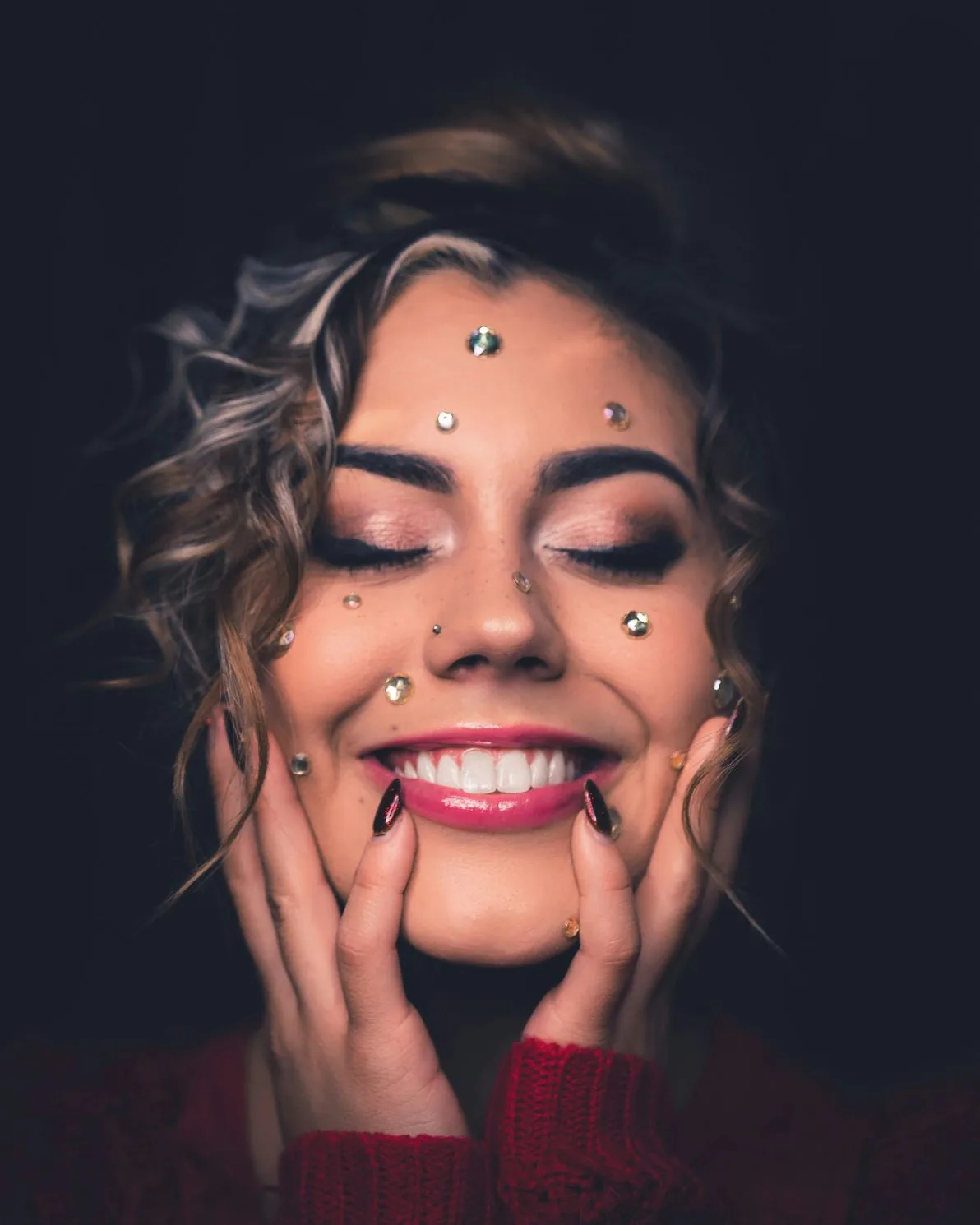 Σαν Botox: Πώς θα κάνεις μασάζ στο πρόσωπό σου για να σφιχτό δέρμα, σύμφωνα με δερματολόγο