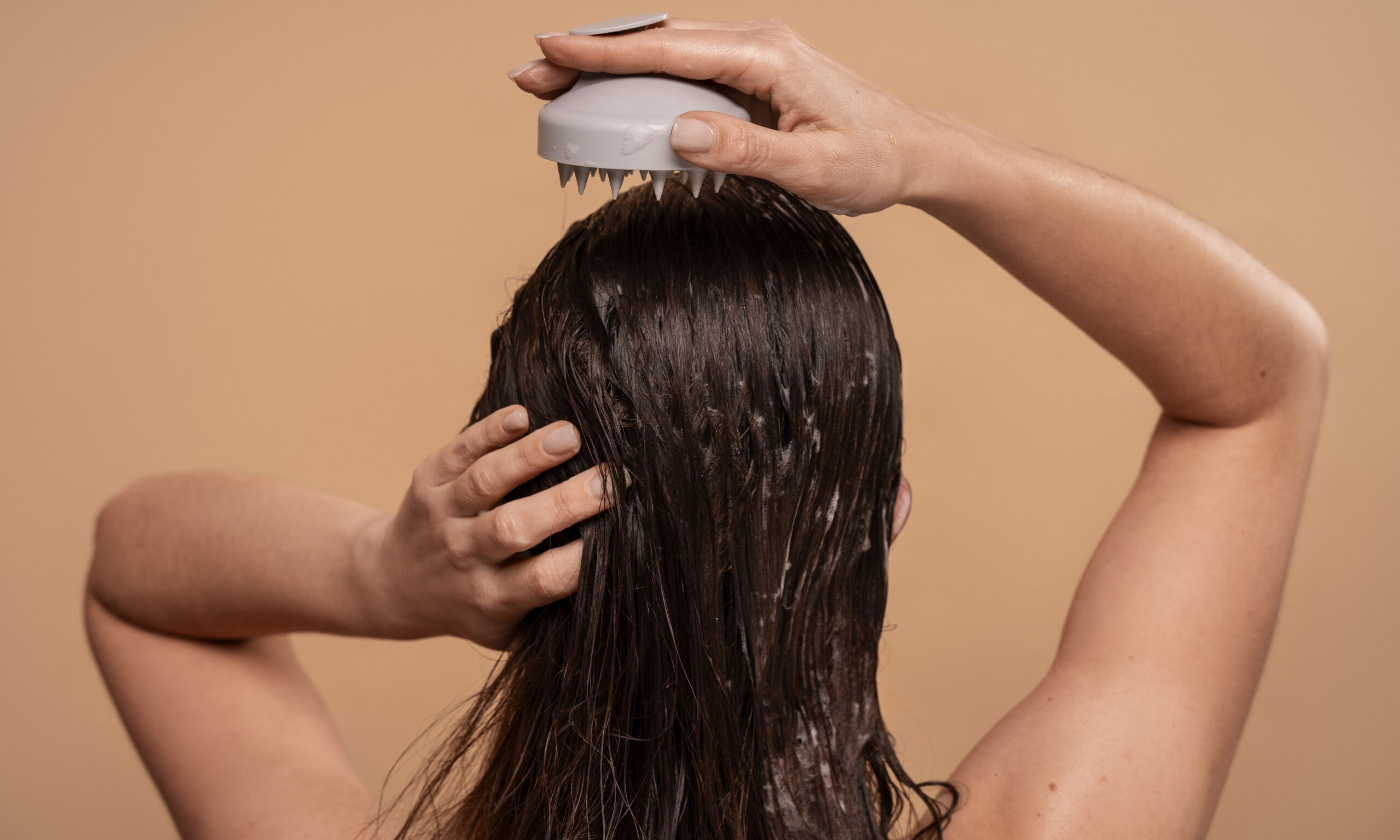 Πώς θα κάνεις μασάζ στο κεφάλι σου για να διεγείρεις την ανάπτυξη της τρίχας