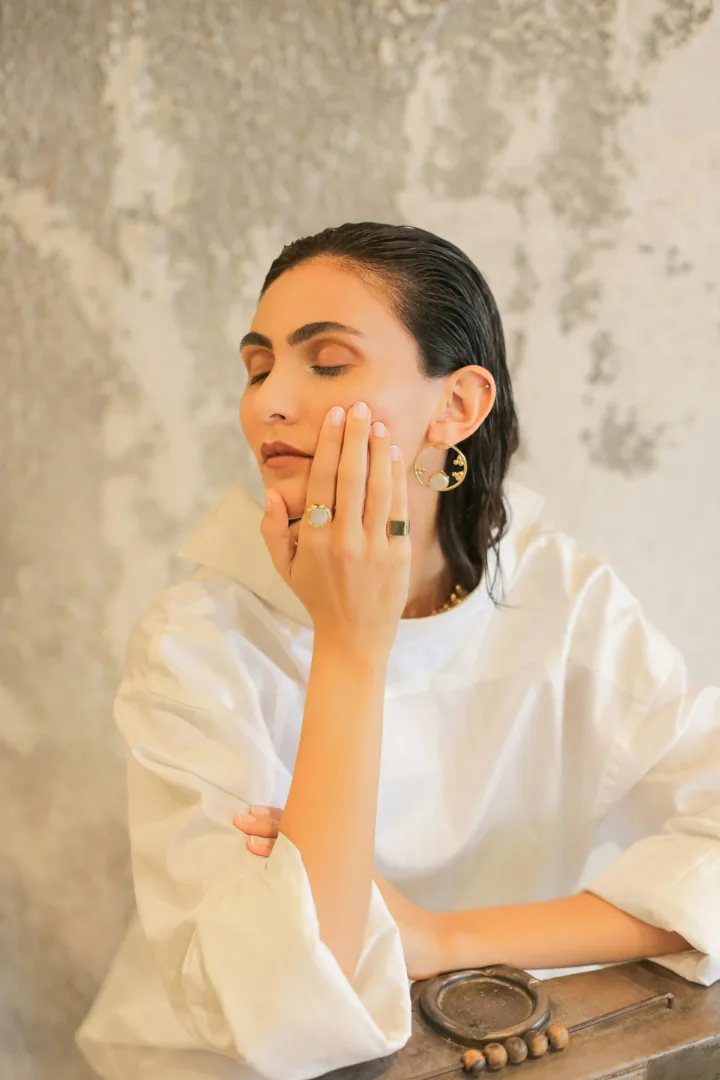 Σαν Botox: Πώς θα κάνεις μασάζ στο πρόσωπό σου για να σφιχτό δέρμα, σύμφωνα με δερματολόγο