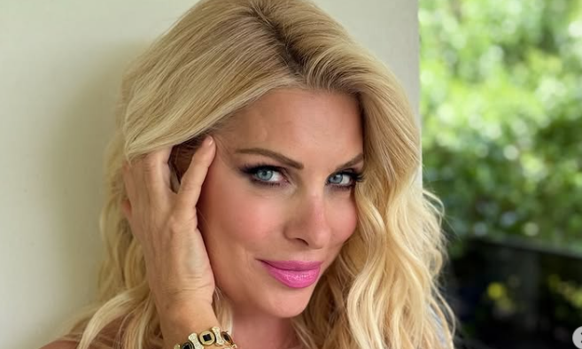 Ελένη Μενεγάκη: Κλέβει τις εντυπώσεις με την απόλυτη τσάντα του καλοκαιριού – Θα τη βρεις με 69 ευρώ