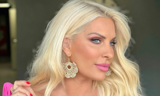 Ελένη Μενεγάκη: Το αγαπημένο της ρουζ για νεανική λάμψη