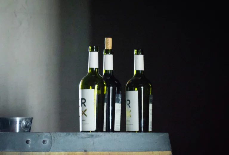 Μην πετάς τα άδεια μπουκάλια κρασιού – Δες πώς θα τα αξιοποιήσεις στο σπίτι σου