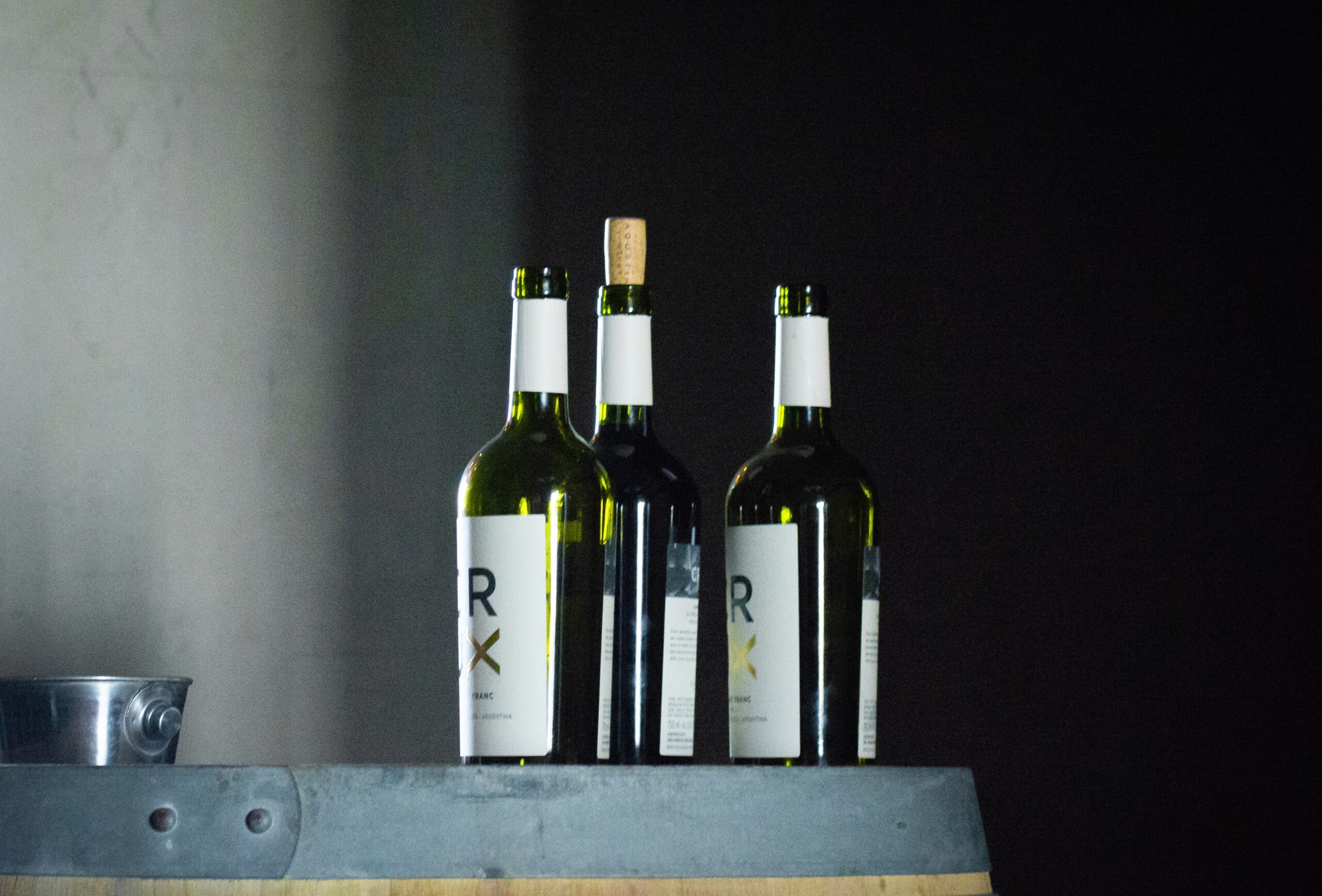 Μην πετάς τα άδεια μπουκάλια κρασιού – Δες πώς θα τα αξιοποιήσεις στο σπίτι σου