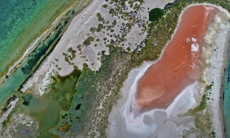 Το μυστηριώδες νησάκι που κρύβεται δίπλα στον Πειραιά – Έχει μια κόκκινη λίμνη και ένα κρυφό μήνυμα στο βυθό