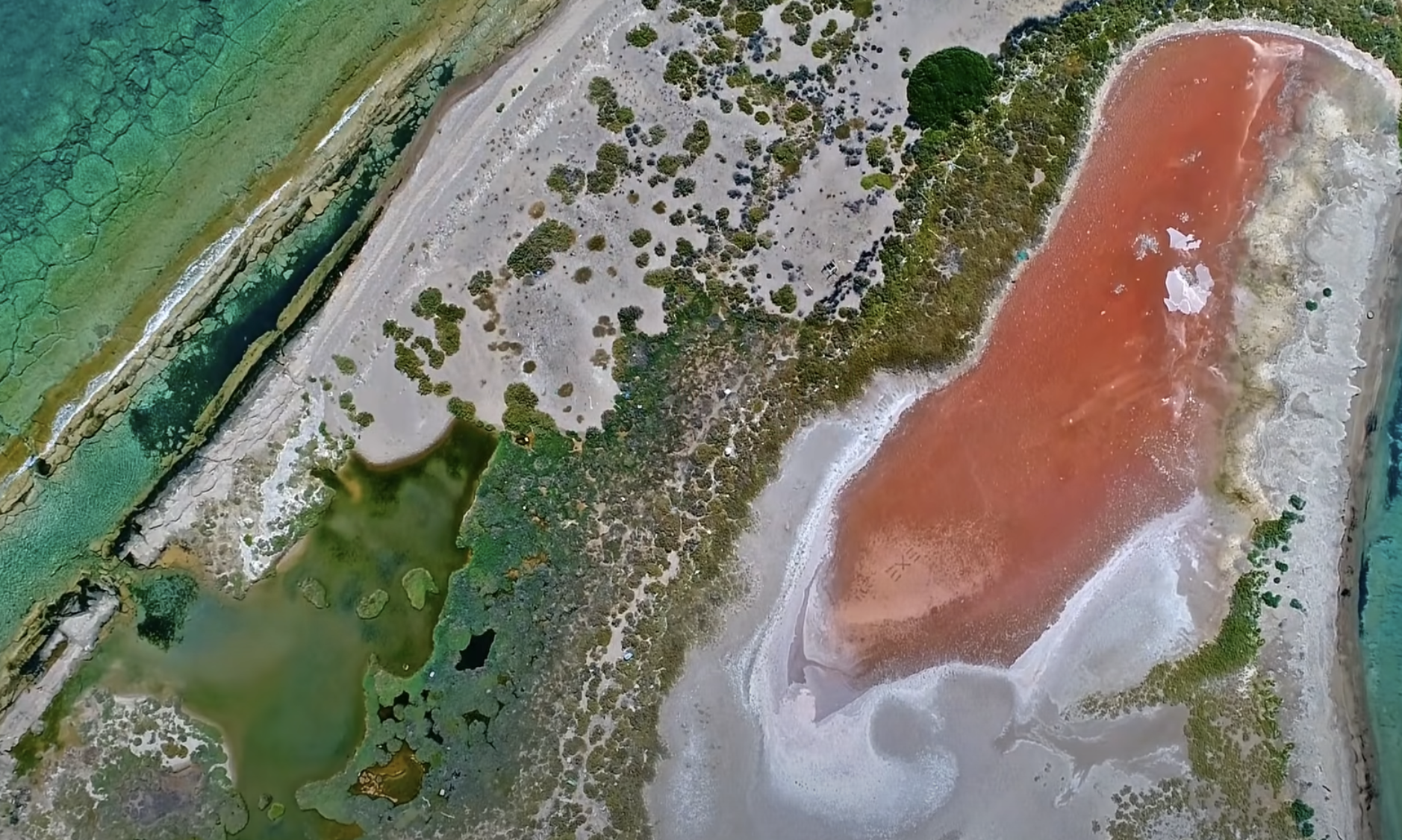 Το μυστηριώδες νησάκι που κρύβεται δίπλα στον Πειραιά – Έχει μια κόκκινη λίμνη και ένα κρυφό μήνυμα στο βυθό