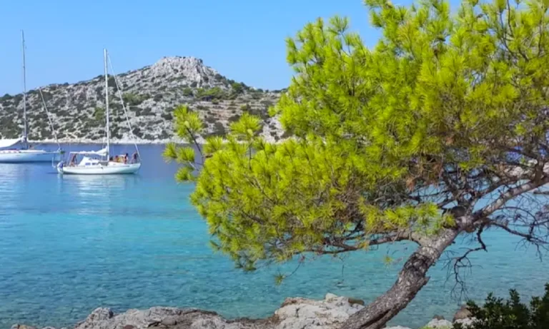 Διακοπές τον Αύγουστο: Το καταπράσινο νησί που πας 5 μέρες με 211 ευρώ