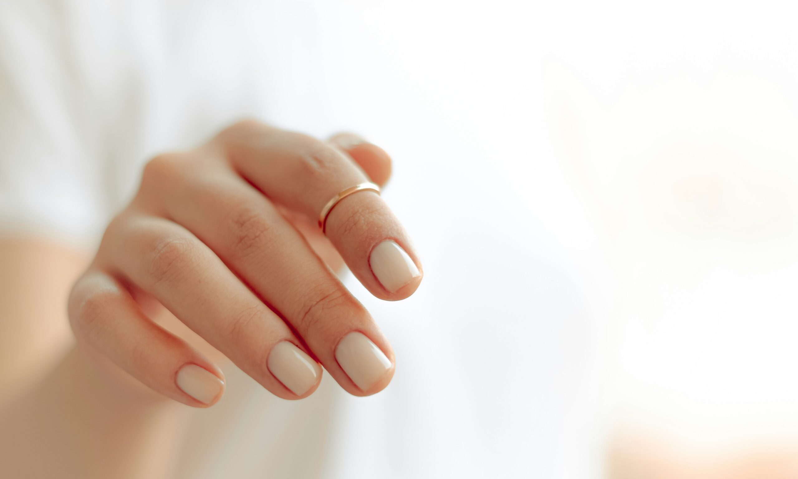 Αυτό το σχήμα στα νύχια θα κάνει τα χέρια σου να φαίνονται νεότερα