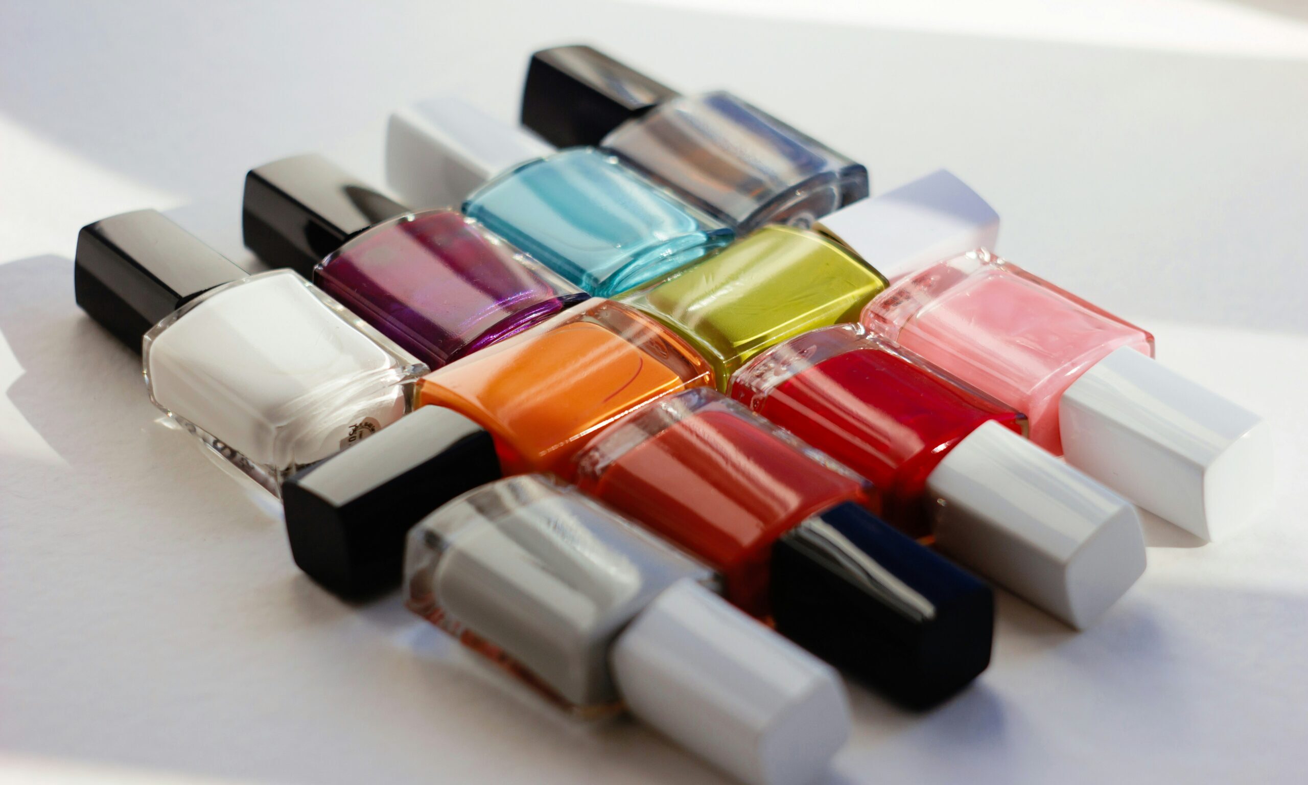 Νύχια καλοκαίρι 2025: Τα top χρώματα που είναι στη μόδα