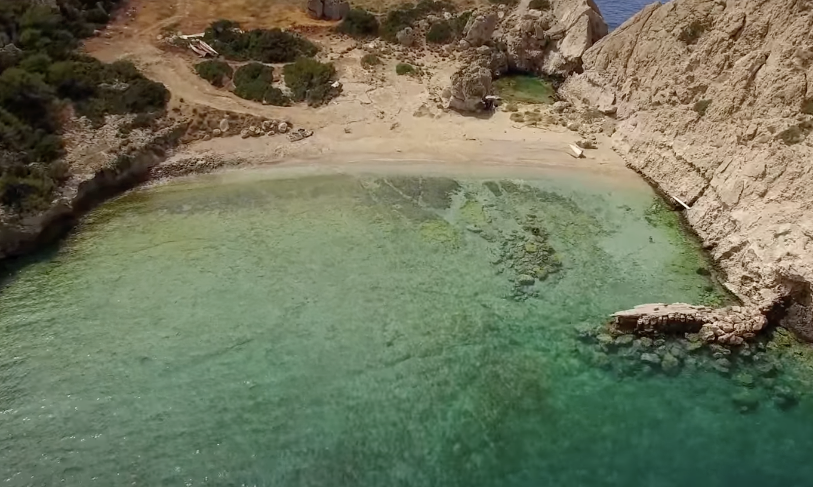 Σαν νησί δίπλα στην Αθήνα: Η κρυφή παραλία με τη φυσική πισίνα που ελάχιστοι γνωρίζουν