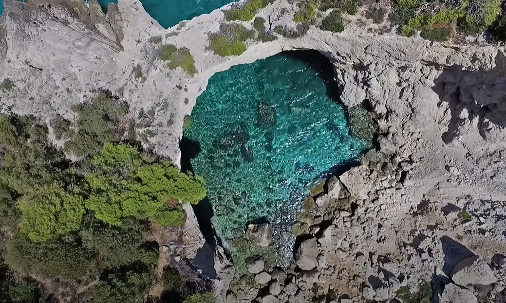 Αυτή η παραλία της Αττικής είναι ολόιδια με μια πανέμορφη ακρογιαλιά στα Κουφονήσια