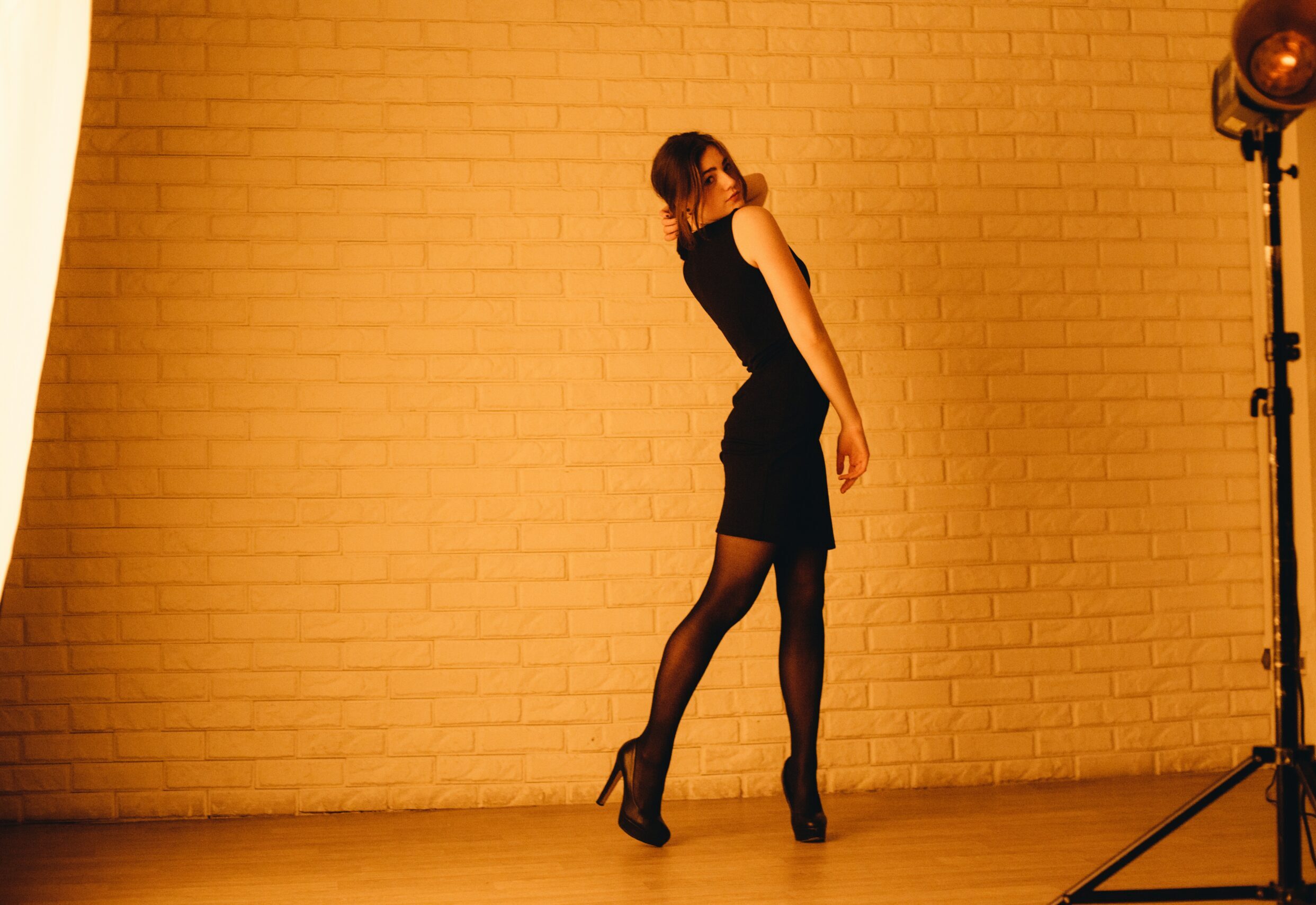 Επαγγελματίας φωτογράφος σου δείχνει πώς να ποζάρεις σαν μοντέλο, σε 4 απλά βήματα