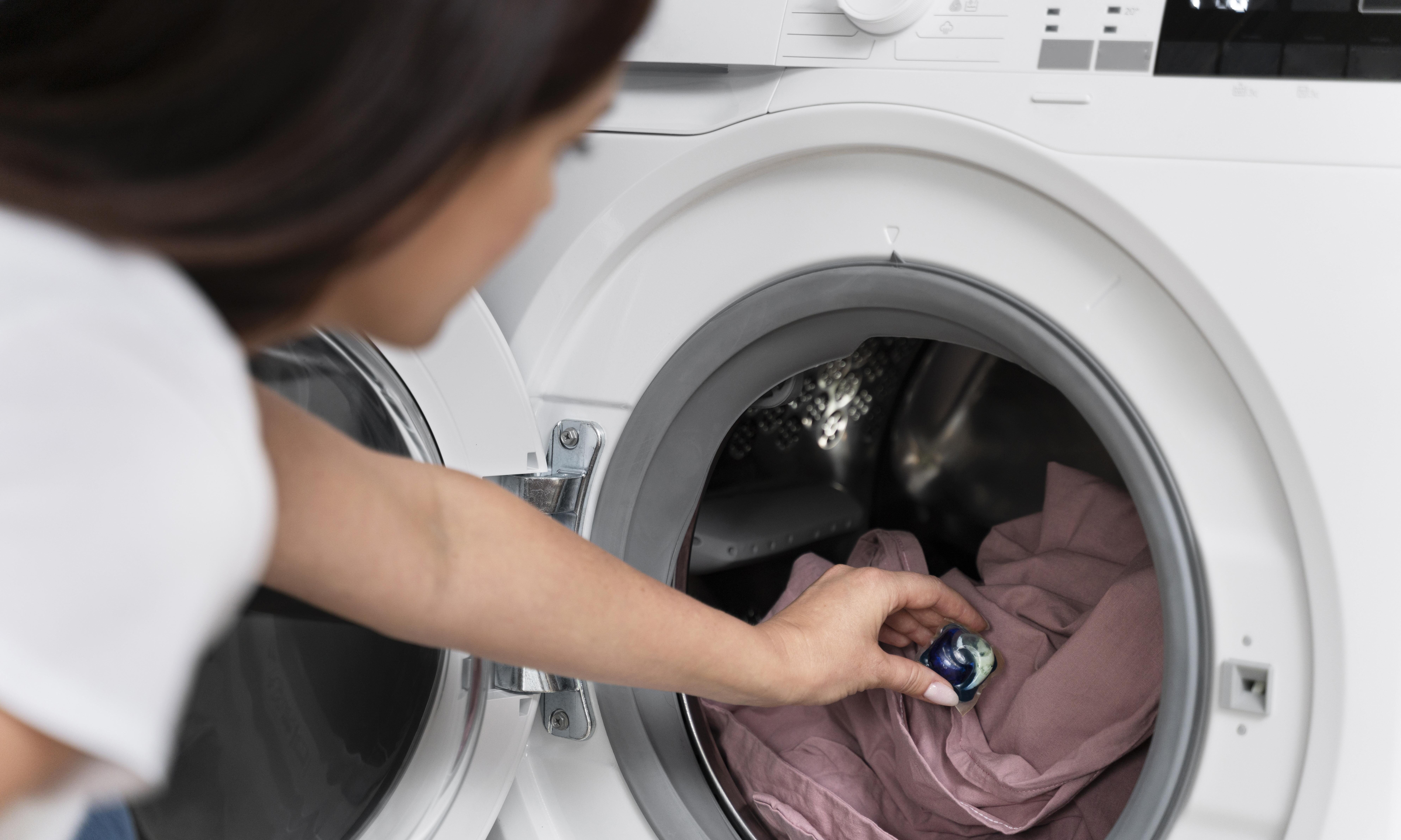 Πλυντήριο που μυρίζει μούχλα; Τα 3 απλά βήματα για να το κάνεις σαν καινούργιο