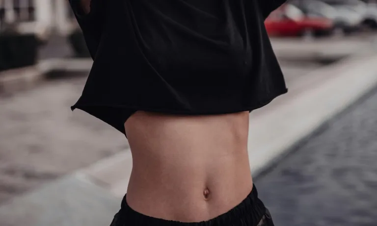 Γιατί δεν πρέπει να «ρουφάς» την κοιλιά σου – Οι κίνδυνοι, σύμφωνα με τους ειδικούς