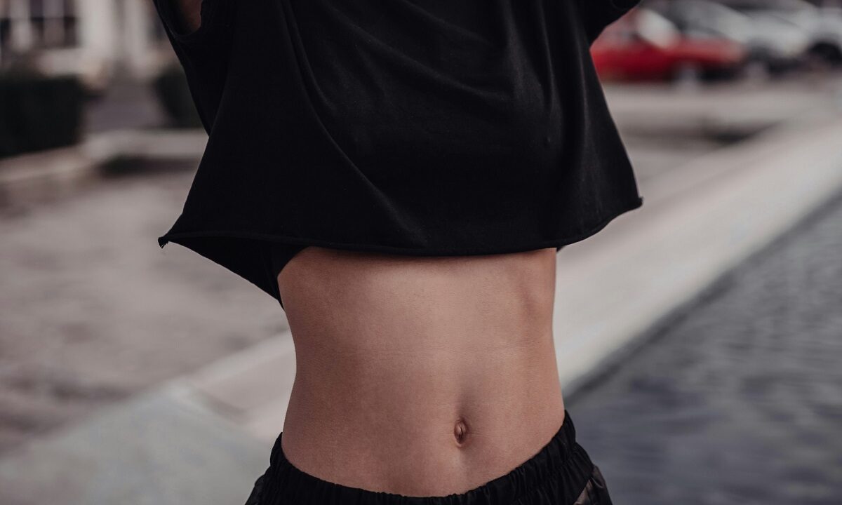 Γιατί δεν πρέπει να «ρουφάς» την κοιλιά σου – Οι κίνδυνοι, σύμφωνα με τους ειδικούς