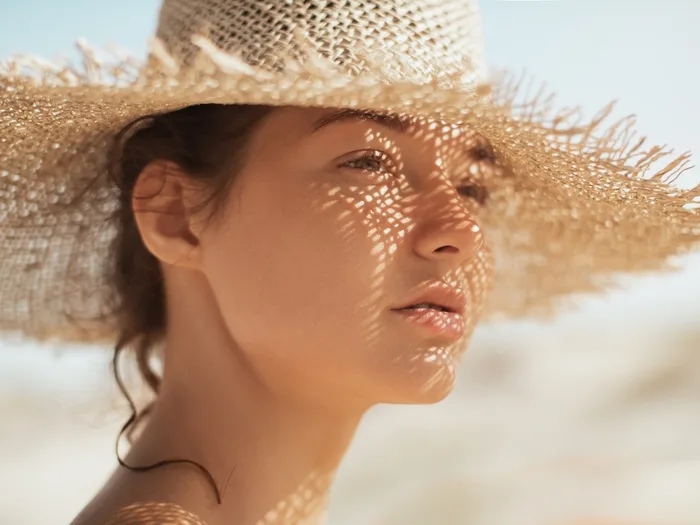 Ετοιμάζεσαι για διακοπές; Αυτό είναι το skincare προϊόν που δεν πρέπει να λείπει από τη βαλίτσα σου!