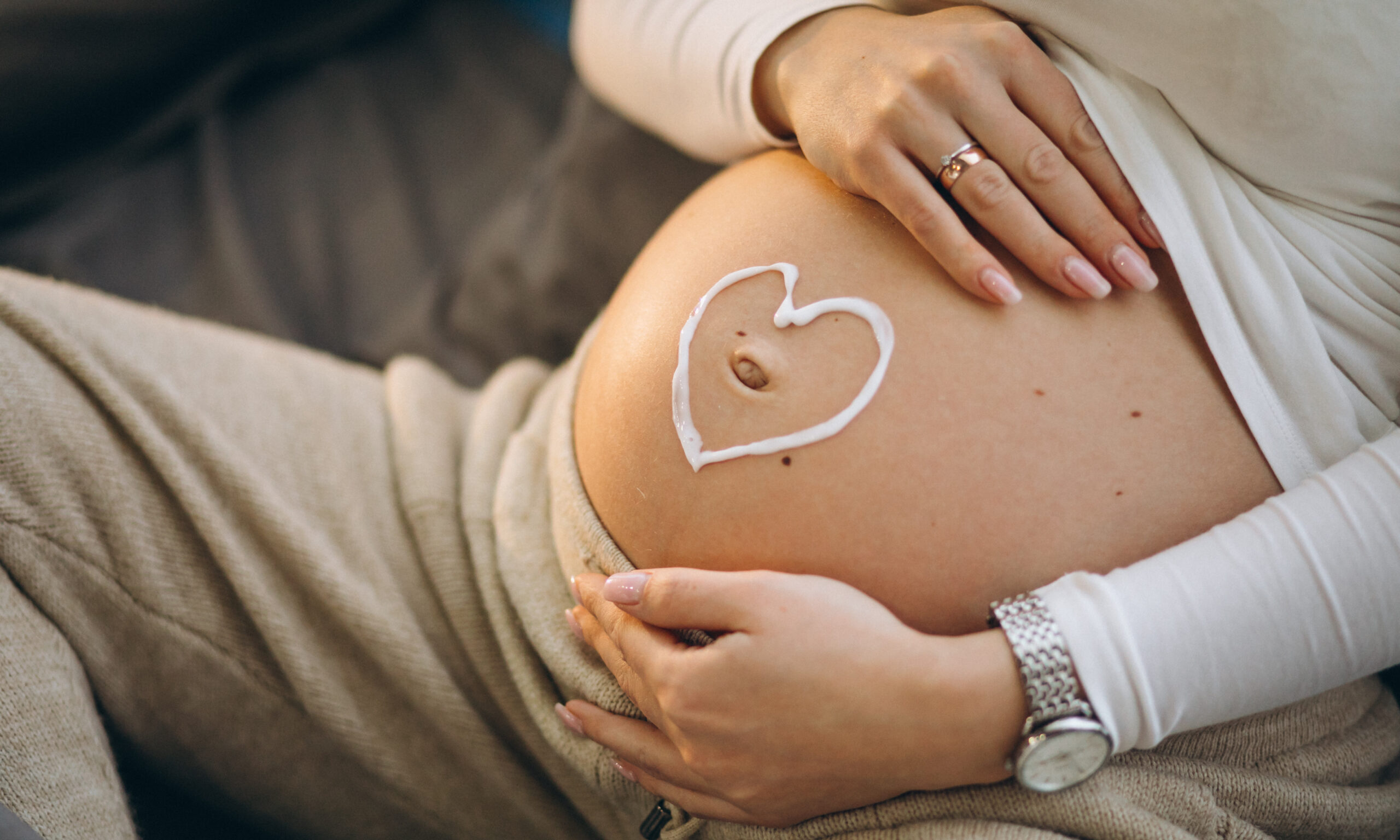 Εγκυμοσύνη: Τα πιο αποτελεσματικά skincare προϊόντα για πρόληψη ραγάδων