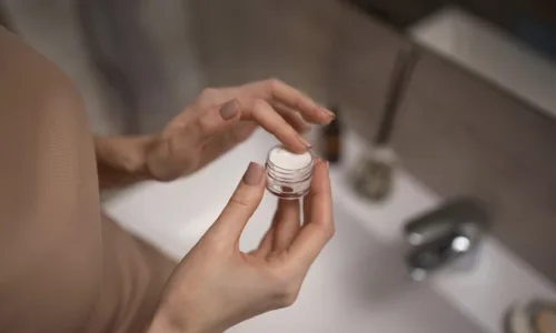 Αντιγήρανση στα 50: Τα must-have προϊόντα για νεανική και φωτεινή επιδερμίδα