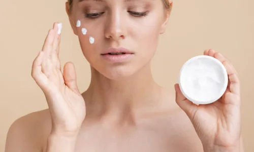 Τα 2 συστατικά στο skincare που ορκίζονται οι δερματολόγοι για λαμπερή επιδερμίδα