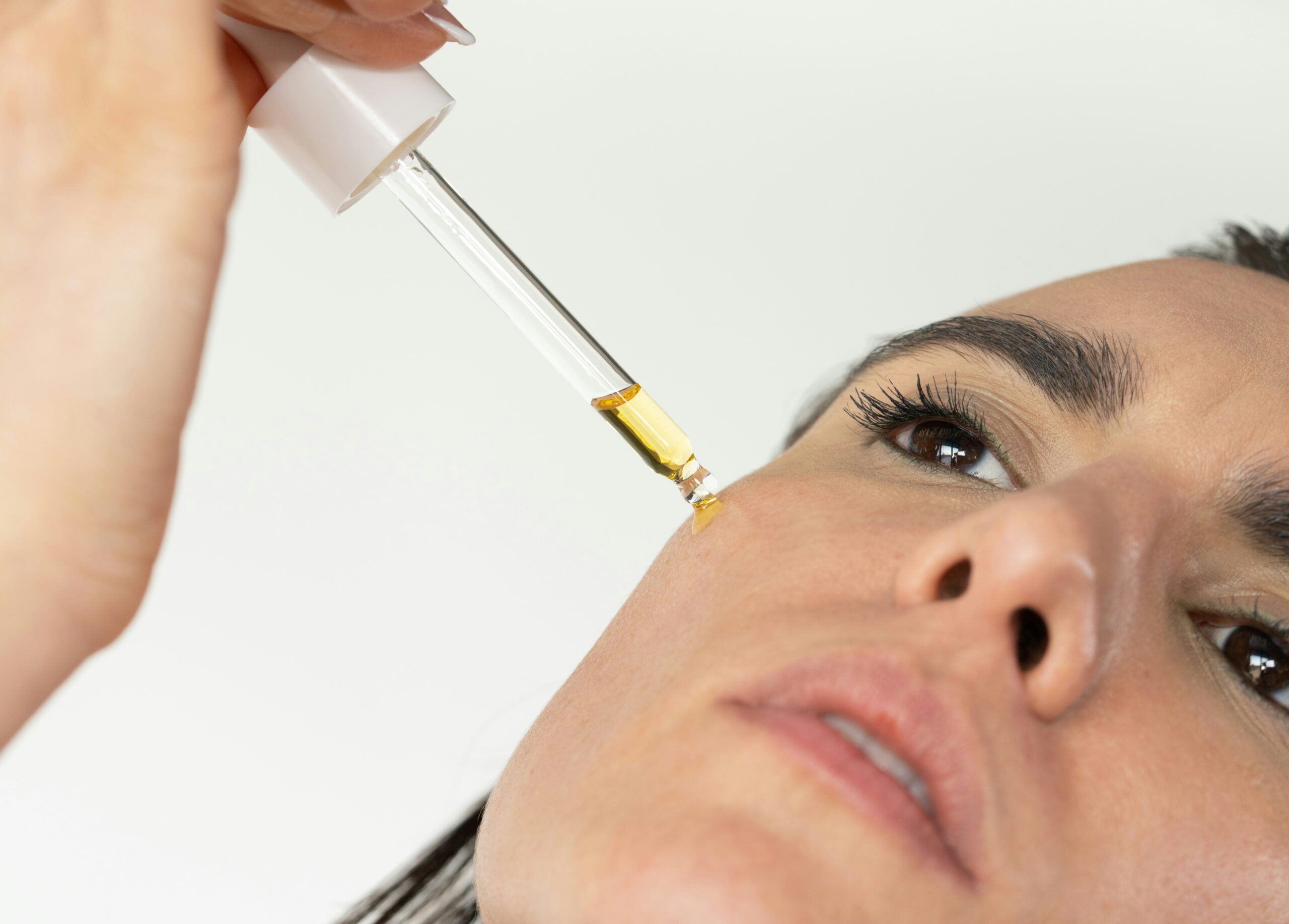 Νυχτερινή ρουτίνα περιποίησης: Τα 5 βήματα για λαμπερή επιδερμίδα