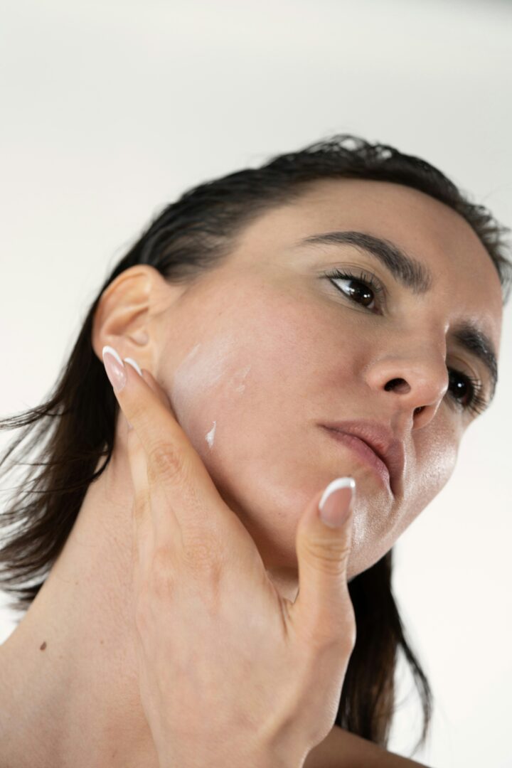 Νυχτερινή ρουτίνα περιποίησης: Τα 5 βήματα για λαμπερή επιδερμίδα