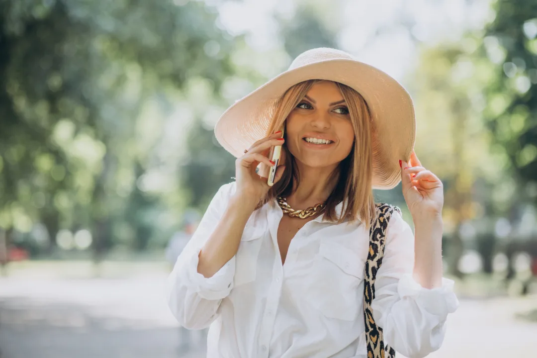 Πώς να ντυθείς κομψά το καλοκαίρι μετά τα 40: 5 styling tips που κάνουν τη διαφορά
