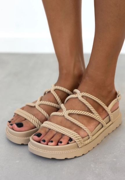 Tα σανδάλια που θα φοράς όλο το καλοκαίρι 2025