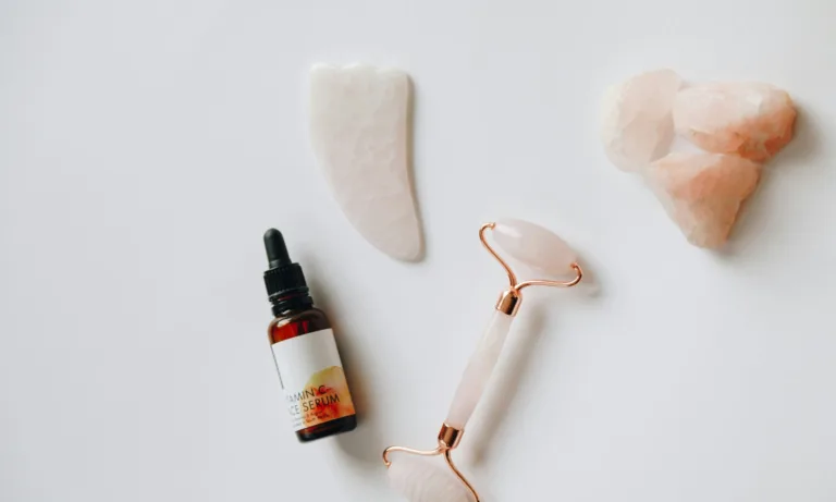 Βιταμίνη C: Πώς και πότε θα την εφαρμόζεις για λαμπερό δέρμα