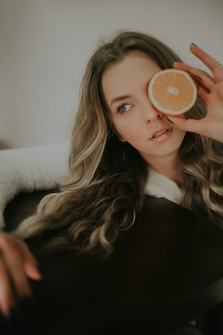 Βιταμίνη C: Πώς και πότε θα την εφαρμόζεις για λαμπερό δέρμα