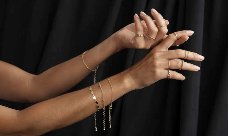 Χρυσό ή ασημί: Πώς θα καταλάβεις ποιο χρώμα στα κοσμήματα σου ταιριάζει περισσότερο