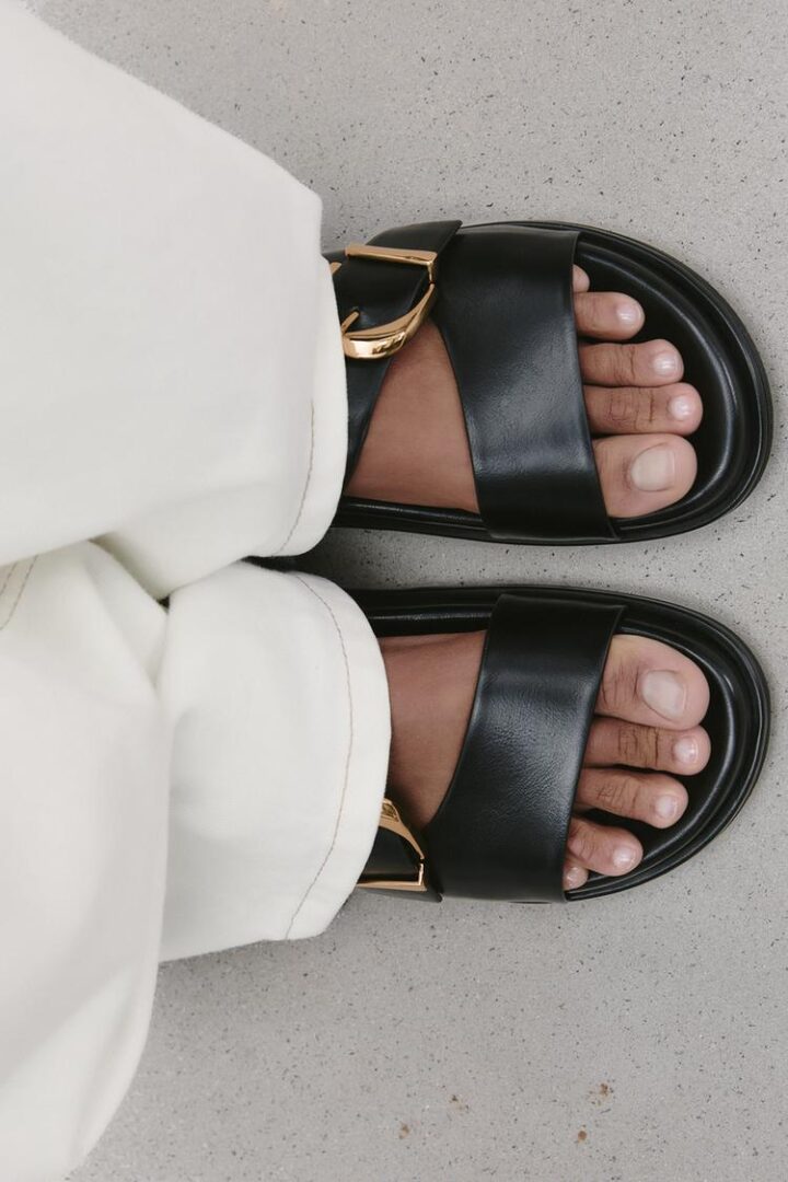 Tα σανδάλια που θα φοράς όλο το καλοκαίρι 2025