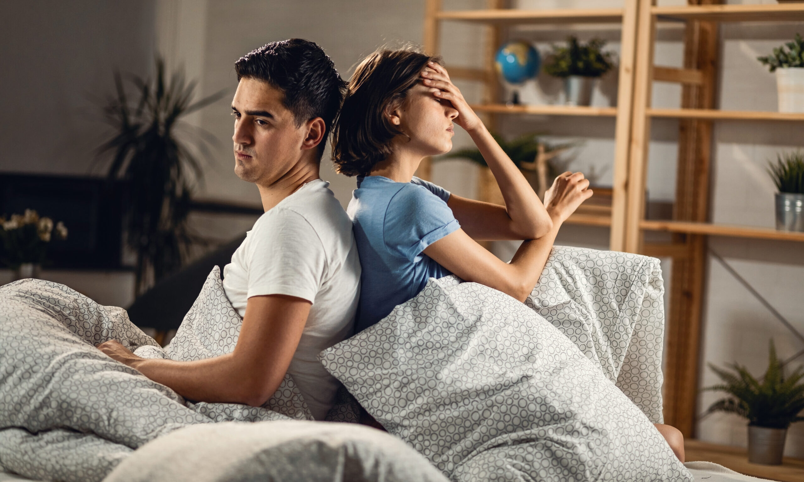 Η κακή συνήθεια πριν τον ύπνο που σαμποτάρει τη σχέση σου