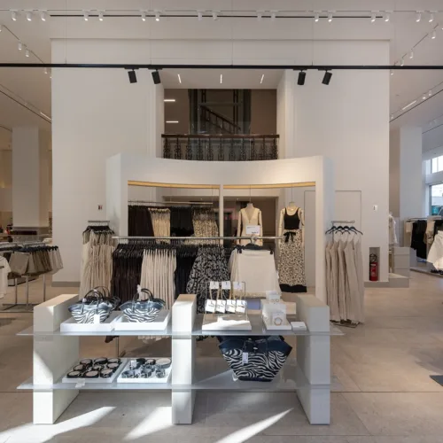 H&M: Το ανανεωμένο κατάστημα στον Πειραιά άνοιξε επίσημα τις πόρτες του